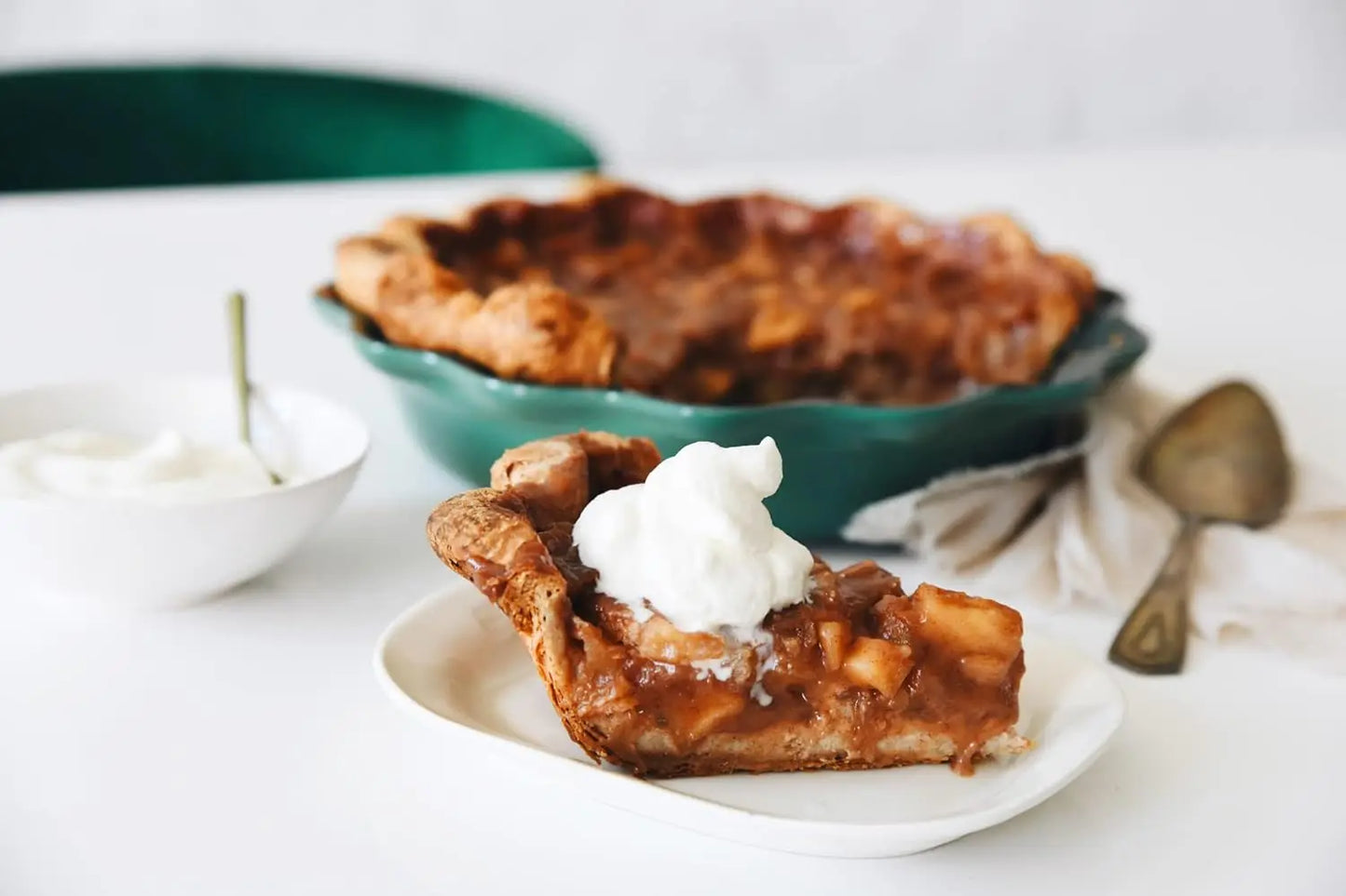 Stoneware Pie Dish For Even Baking Scratch-Resistant Easy Cleanup