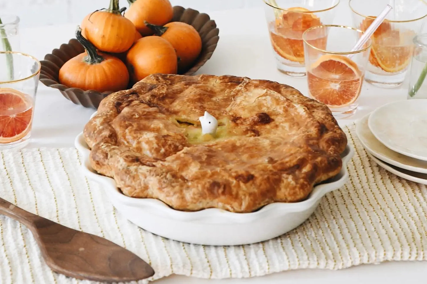 Stoneware Pie Dish For Even Baking Scratch-Resistant Easy Cleanup